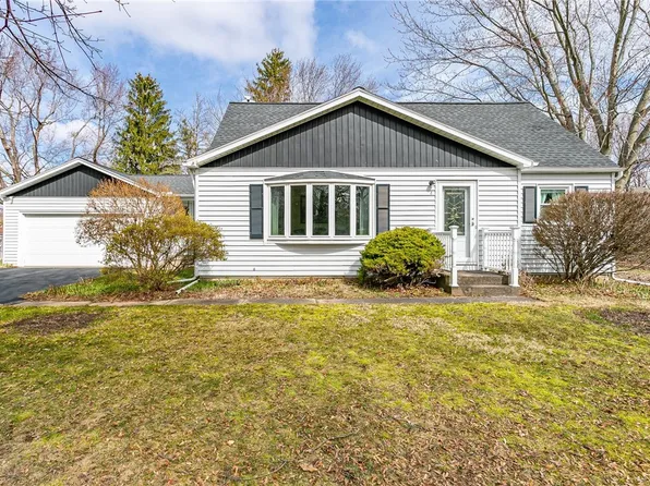 2 Meadow Dr, Spencerport, NY 14559