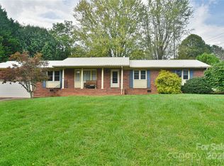 24 Camelot Dr, Clyde, NC 28721