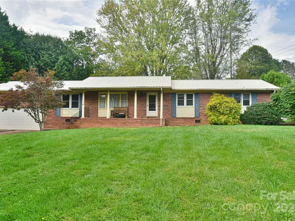 24 Camelot Dr, Clyde, NC 28721