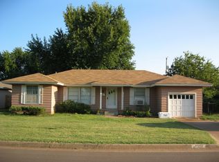 324 W Country Club Blvd, Elk City, OK 73644