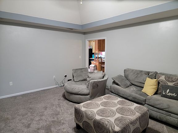 3rd image of 816 Summer Ln