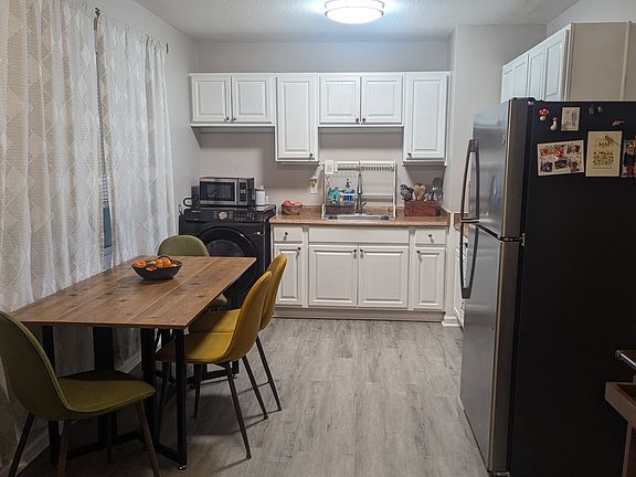 4th image of 102 Forrest Ave