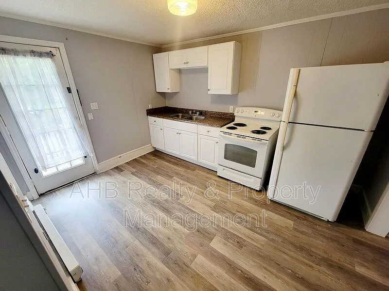 2 bed, 1.0 bath, $875 — Photo 2