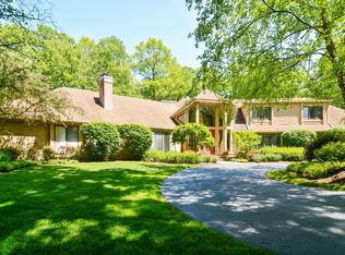 2 Deepwood Trl, Riverwoods, IL 60015