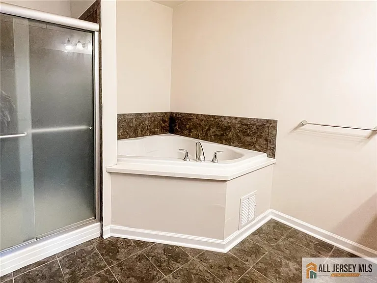 105 Regency Pl — Photo 22