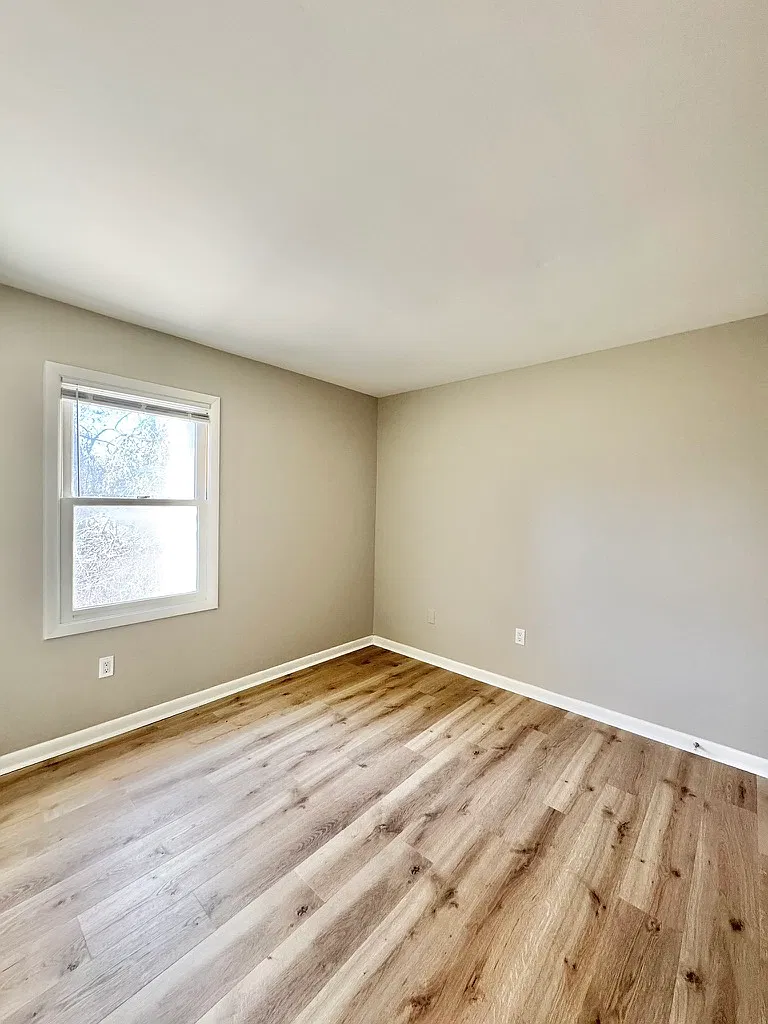 510 Holladay Dr — Photo 3