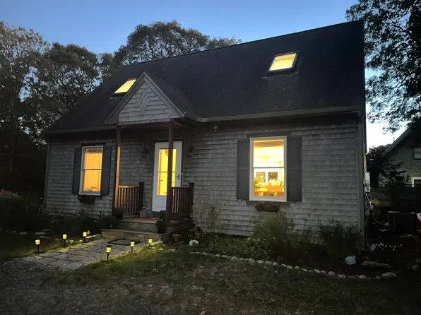 323 County Road, Oak Bluffs, MA 02557