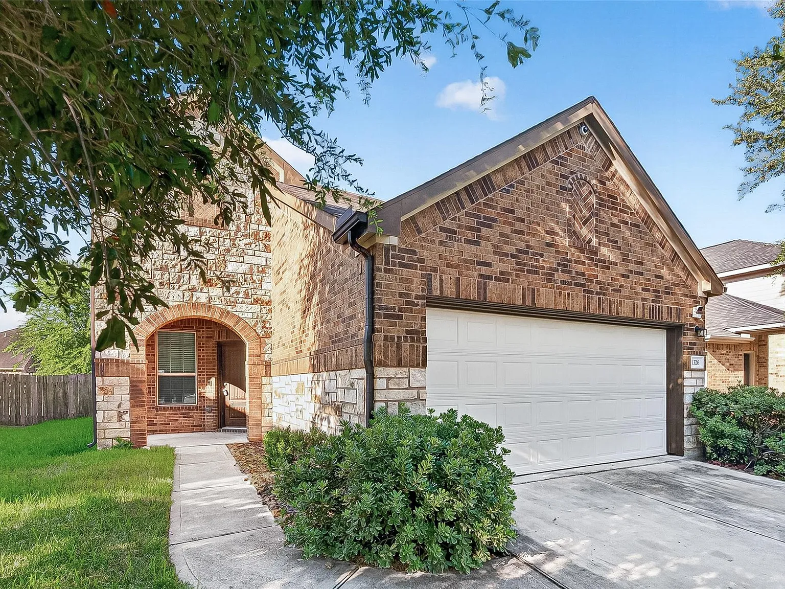 5 bed, 3.5 bath, 2818 sqft, $2,500 — Photo 2
