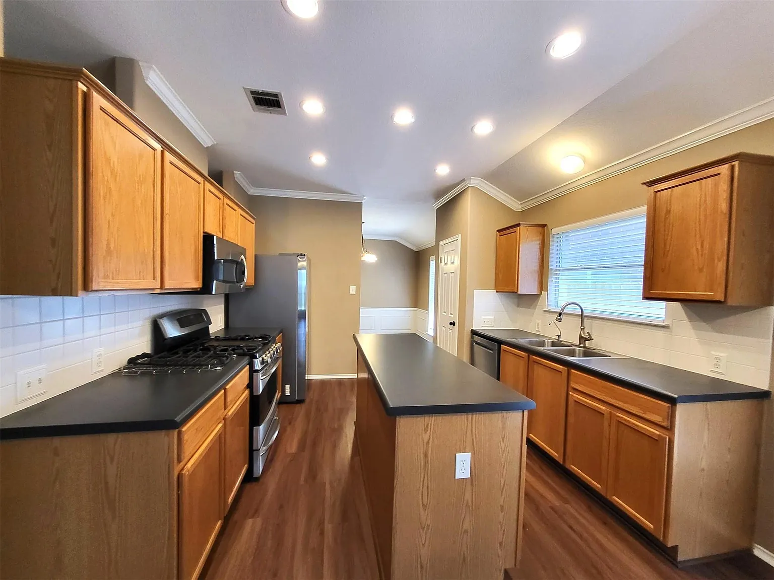 4 bed, 2.0 bath, 2114 sqft, $2,200 — Photo 3