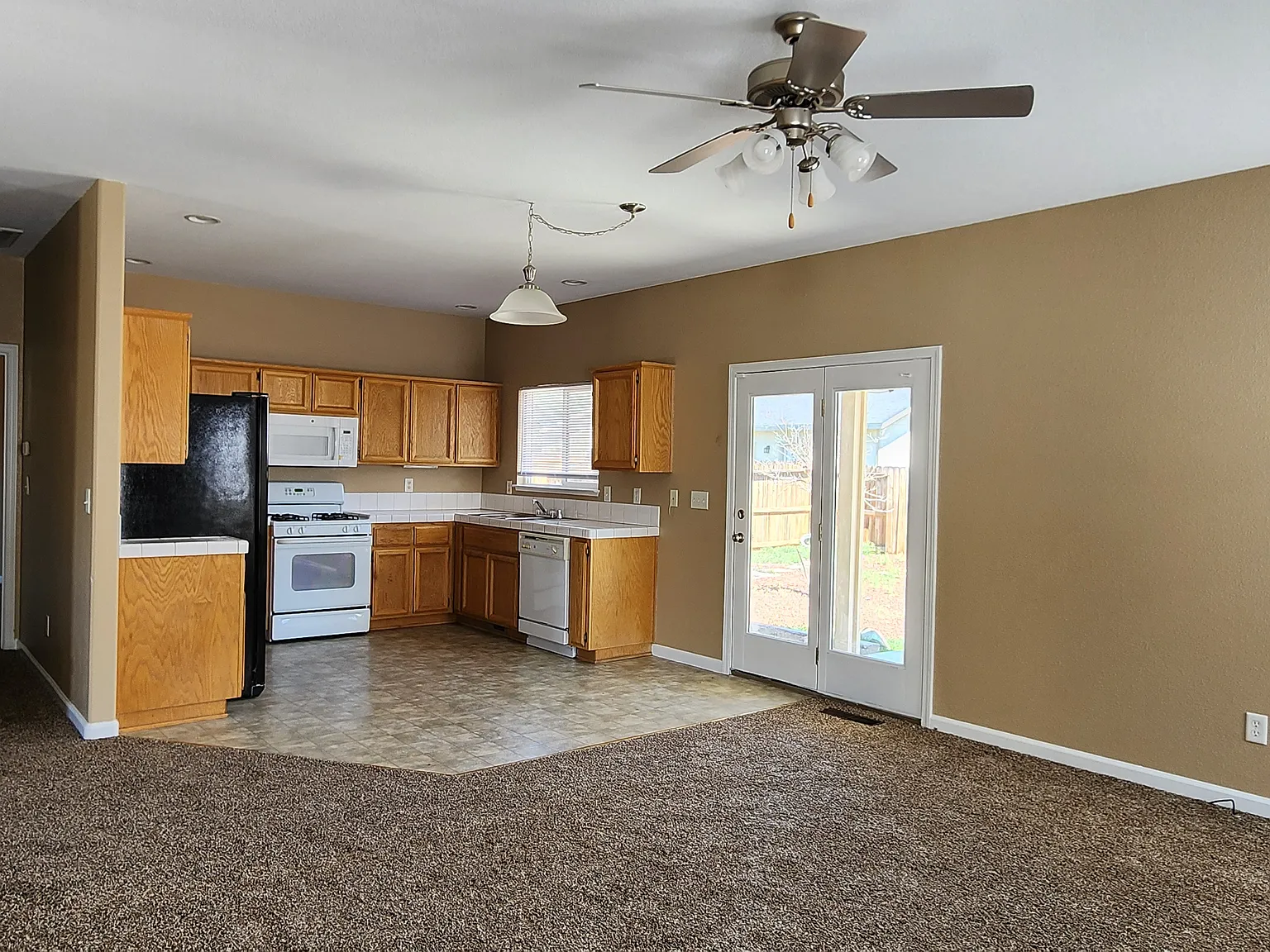 3 bed, 1250 sqft, $2,200 — Photo 4