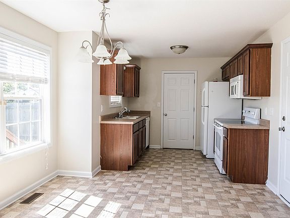 5th image of 3144 Little Grove Ln