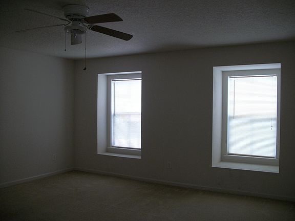 5th image of 72 Rollins Ln