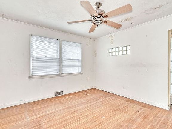 9th image of 262 Commodore Pkwy