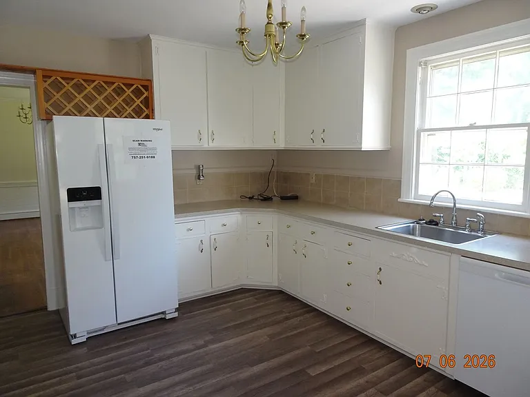 302 Riverside Dr — Photo 8