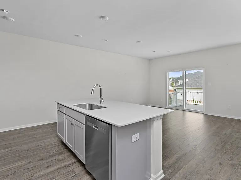 44 Marion Ave — Photo 7