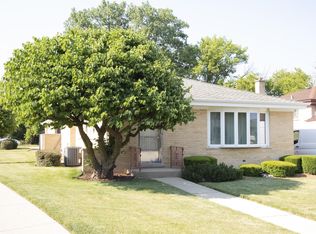 7038 Hamilton Dr, Niles, IL 60714