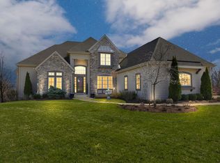 630 Pond View Ct, Pewaukee, WI 53072
