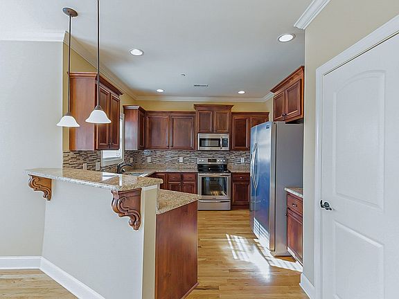 4th image of 1336 Royal Oak Ave