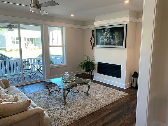 4th image of 1102 Hitchens Ln