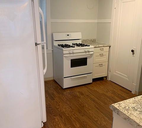 2nd image of 855 N Maplewood Ave