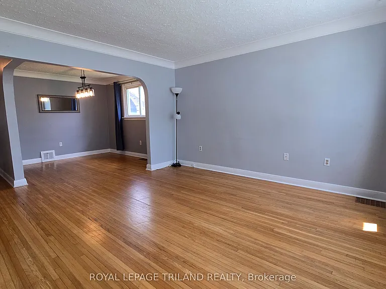 224 Highbury Ave N — Photo 3