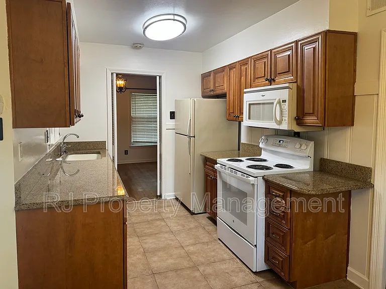 1619 Dorset Dr — Photo 5