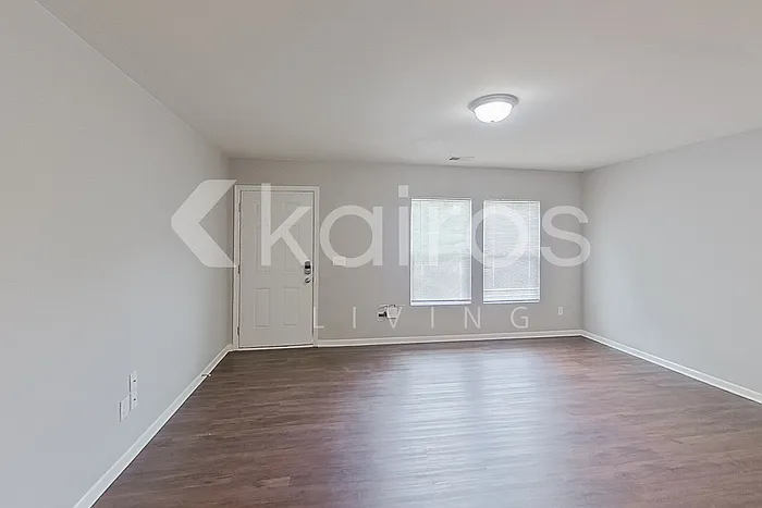 1010 E Macree Ter — Photo 2