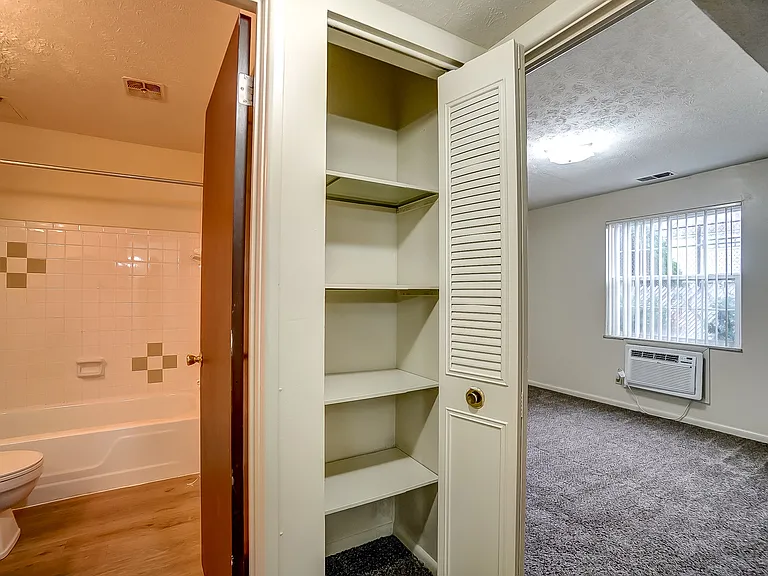 Embassy Plaza Apartments — Photo 6