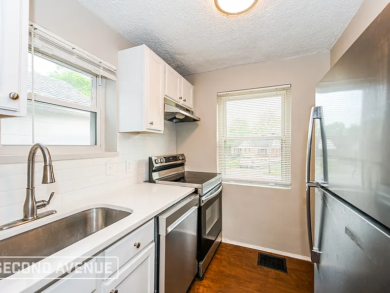 5589 Raceview Ave — Photo 11