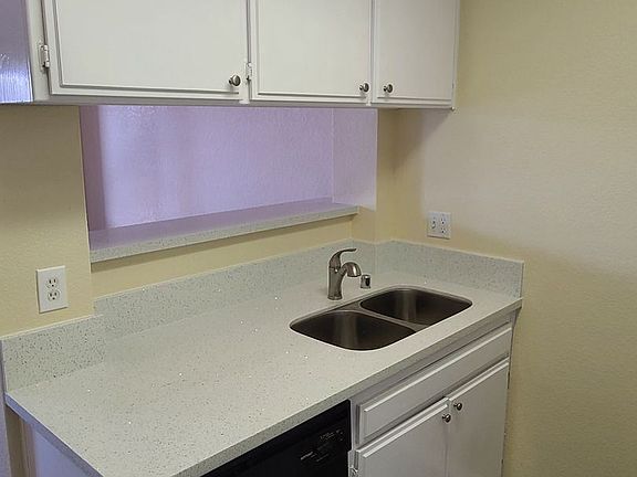 4th image of 1142 Marine Ave #8