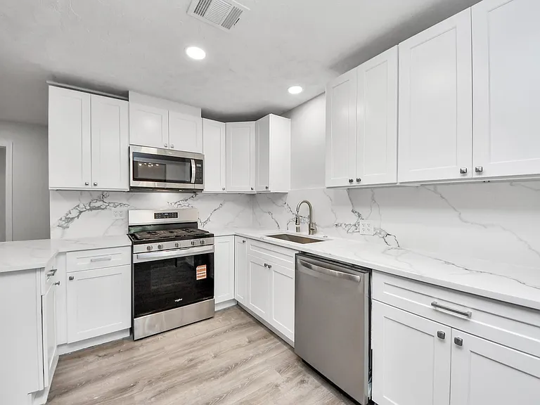 302 County Park Dr — Photo 8