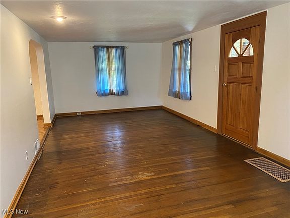 3rd image of 216 Roosevelt Ave