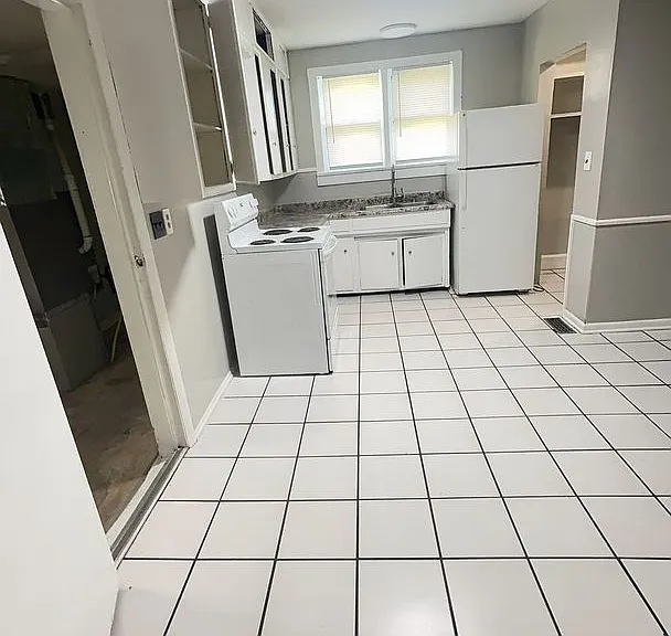 2918 S Vine St — Photo 1