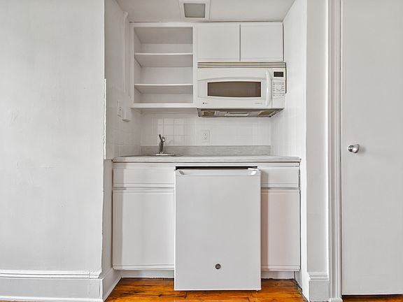 5th image of 320 E 70th St #304
