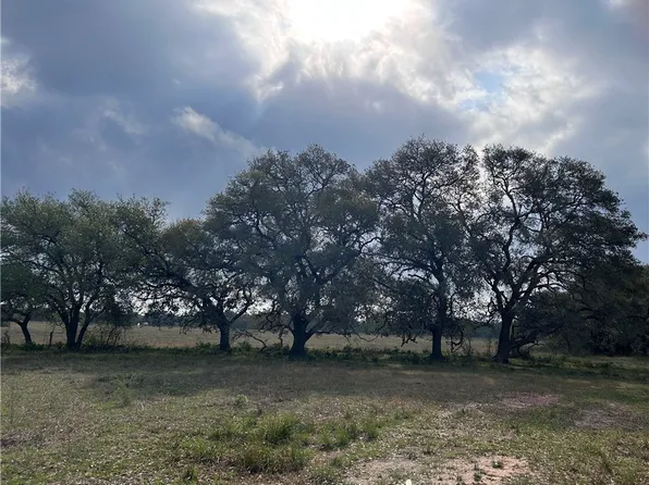 1022 County Road 438, Yoakum, TX 77995