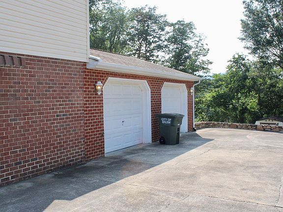3rd image of 303 Brittany Ln