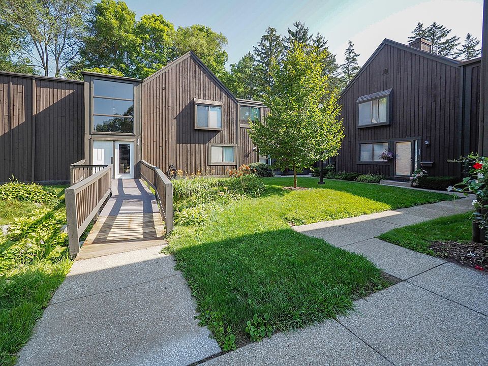 257 Ballantrae Court-100