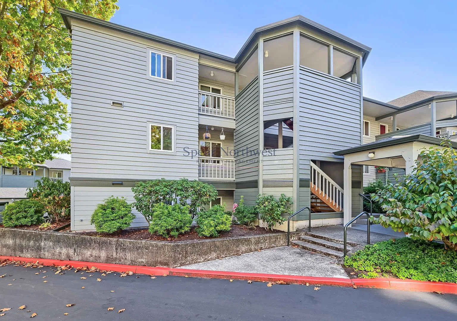 River-View 2BD/2BA End-Unit Condo at Heron Pointe Steps to the Willamette Greenway — Photo 2