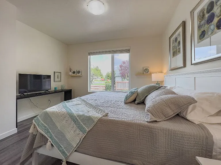 595 Silver Ln — Photo 30