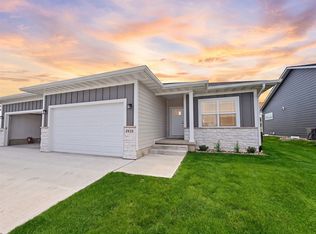2935 Lake Hill Dr, Des Moines, IA 50320