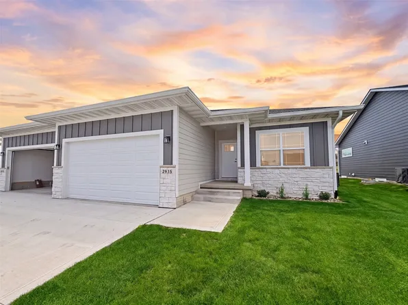 2935 Lake Hill Dr, Des Moines, IA 50320