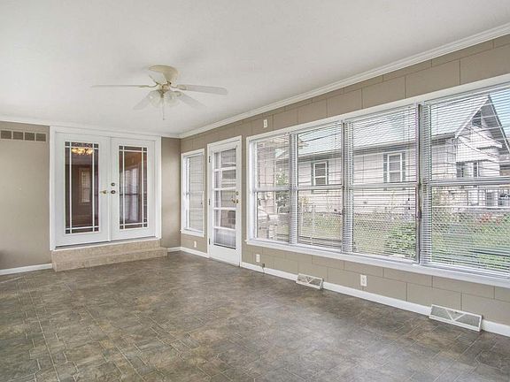 5th image of 922 Roberts St