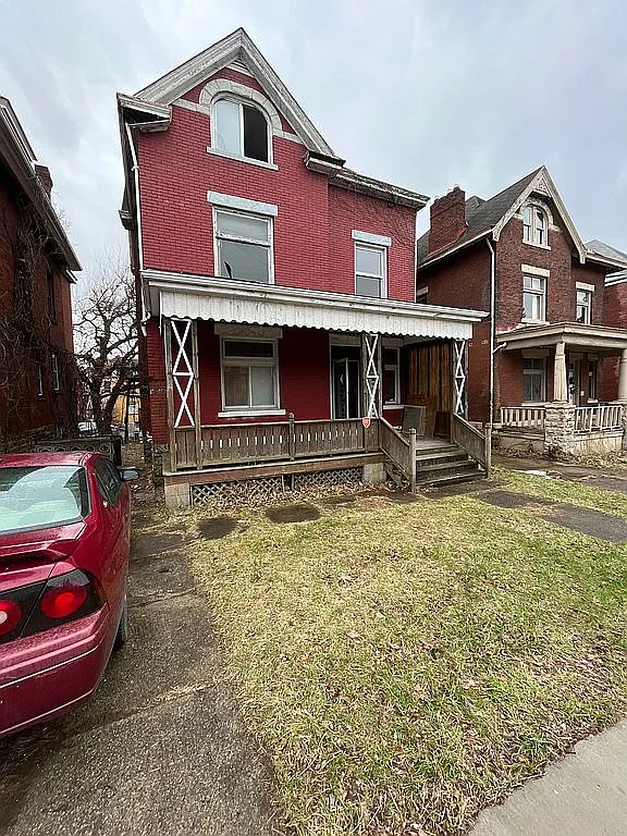 422 Charles St photo 1