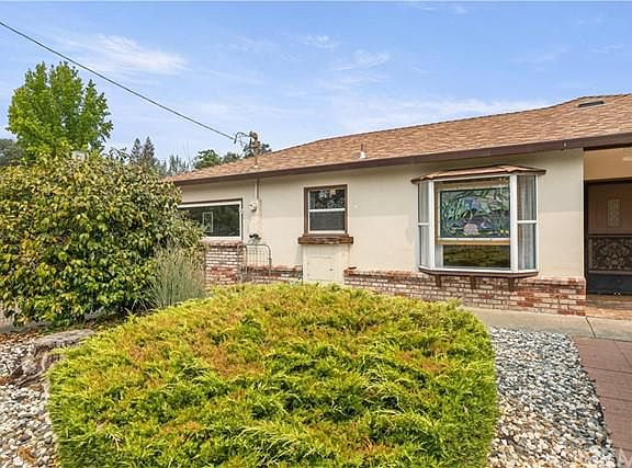 5th image of 380 Hillcrest Dr
