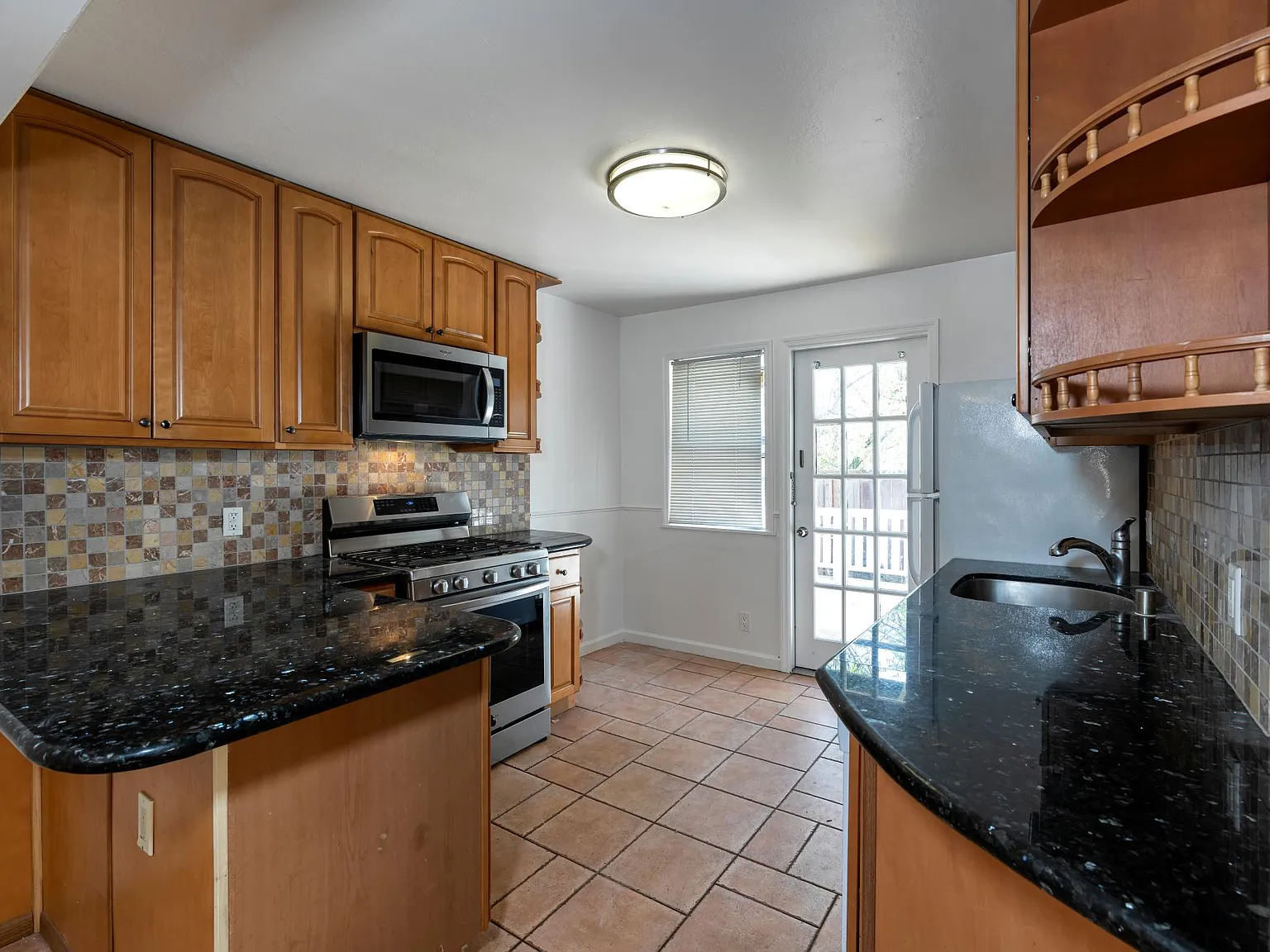 853 E San Antonio St — Photo 4