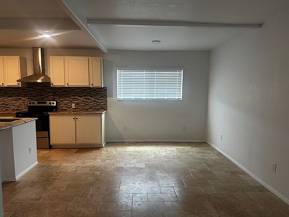 3rd image of 520 W Leann Ln