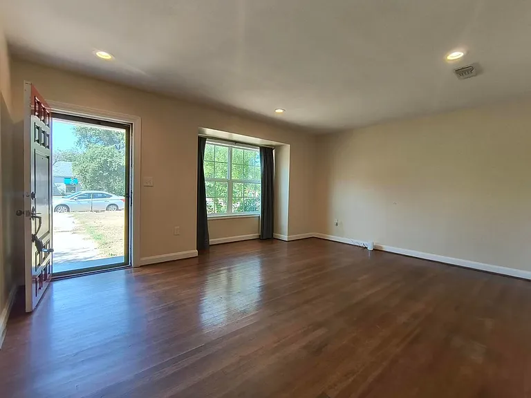 2317 Live Oak St — Photo 5