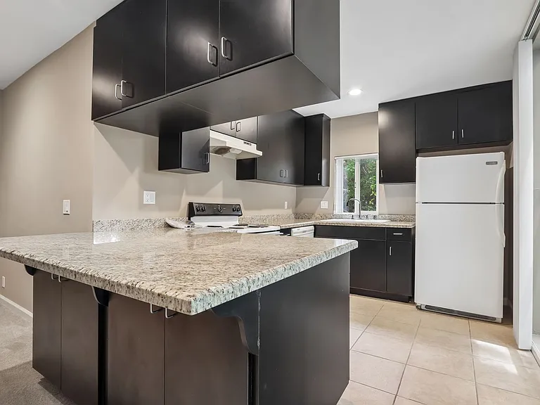 116 N Wetherly Dr — Photo 5