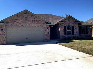 913 Ridgeway Dr, Moore, OK 73160