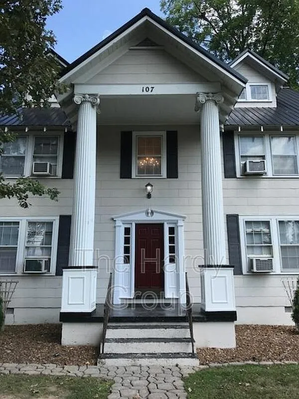 1 bed, 1.0 bath, 1000 sqft, $825 — Photo 2